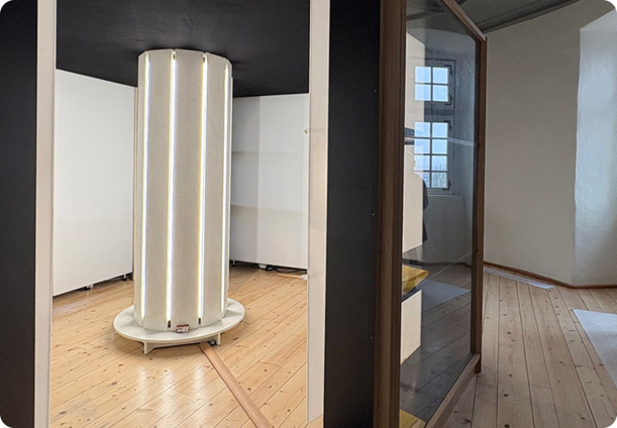 image_2_mobilier Élément scénographique lumineux installé au centre d’une salle d’exposition contemporaine.