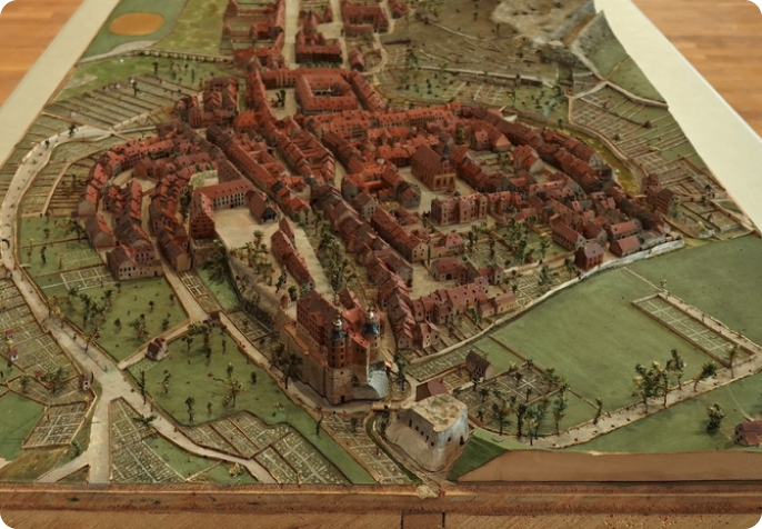 image_2_restauration Maquette ancienne représentant la ville de Montbéliard avec son château et ses fortifications.